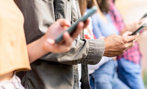 Il fenomeno del phubbing, non sottovalutare le conseguenze dell’amore dello smartphone