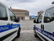 Bambino di 2 anni viene salvato grazie alla tempestività dei soccorsi da parte di un medico e della Polizia locale di Napoli…