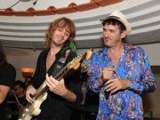 Thomas Raggi dei Maneskin, riff e mini- show alla taverna caprese Anema e Core Thomas