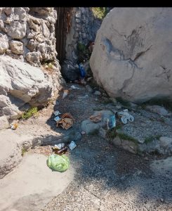 Rifiuti non rimossi alla Baia di Mitigliano