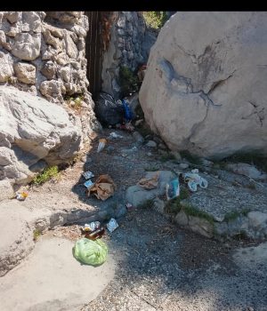 Rifiuti non rimossi alla Baia di Mitigliano