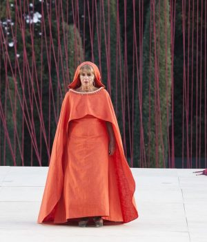 Lella Costa nel ruolo di Lisistrata
