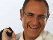 QUESTA SERA E’ ANDATO IN SCENA IL SECONDO APPUNTAMENTO DI “RESTATE A NAPOLI” 2025 CON GINO RIVIECCIO