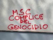 Scritta murale sulla complicità tra l’MSC ed Israele La scritta apparsa a Piano di Sorrento