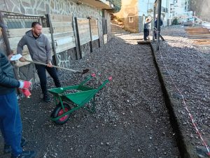 Operai a lavoro per ripulire la passeggiata costiera