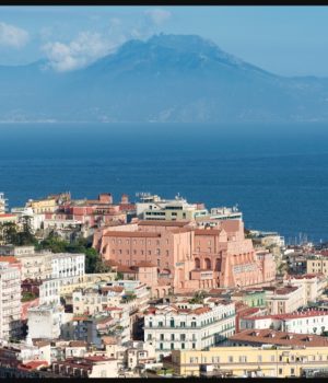 Screenshot_20260207_201558_Chrome Il Monte Echia e la collina di Pizzofalcone, il primo sistema urbano naturale su cui si sviluppò Palepoli, affacciato sul golfo di Napoli.