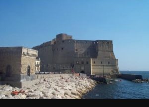 L’isolotto di Megaride, oggi dominato da Castel dell’Ovo: qui sorse il primo scalo marittimo dell’antica Partenope, poi Palepoli