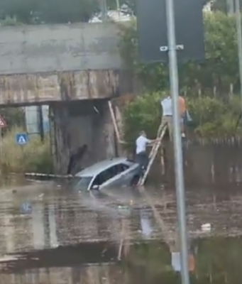 Bomba d’acqua a Torre Annunziata: strade sommerse e caos per il maltempo