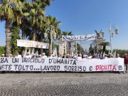 Castello delle Cerimonie, corteo dei lavoratori della Sonrisa davanti alla struttura: “Non spegnete la nostra luce”