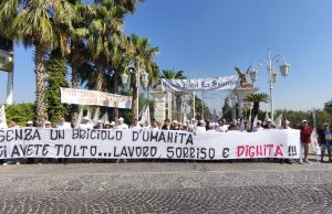 Castello delle Cerimonie, corteo dei lavoratori della Sonrisa davanti alla struttura: “Non spegnete la nostra luce”