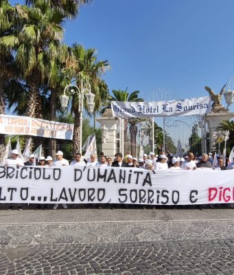 Castello delle Cerimonie, corteo dei lavoratori della Sonrisa davanti alla struttura: “Non spegnete la nostra luce”