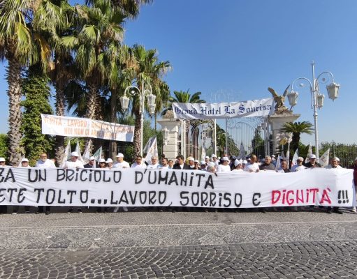 Castello delle Cerimonie, corteo dei lavoratori della Sonrisa davanti alla struttura: “Non spegnete la nostra luce”