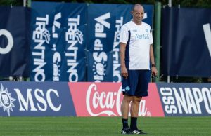 Ritiro Napoli a Dimaro Folgarida: l’Era Allegri entra nel vivo tra l’Entusiasmo dei Tifosi e focus sulla Tattica