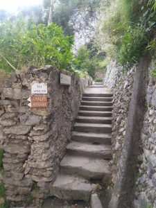 Un sentiero a Pontone di Scala