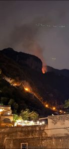 Positano brucia ancora