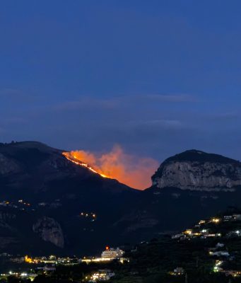 Fuoco sull’Alta Via dei Monti Lattari a Vico equense Sentiero 300 in fiamme