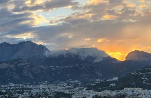 Brucia ancora la collina ad Arola, si attendono gli elicotteri Fuoco ad Arola