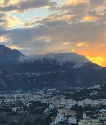 Brucia ancora la collina ad Arola, si attendono gli elicotteri Fuoco ad Arola