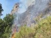 Chiusa momentaneamente la statale 163 all’entrata di Positano Volontari ed elicotteri al lavoro per spegnere i focolai