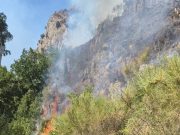 Chiusa momentaneamente la statale 163 all’entrata di Positano Volontari ed elicotteri al lavoro per spegnere i focolai