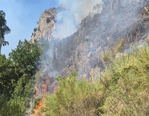 Chiusa momentaneamente la statale 163 all’entrata di Positano Volontari ed elicotteri al lavoro per spegnere i focolai
