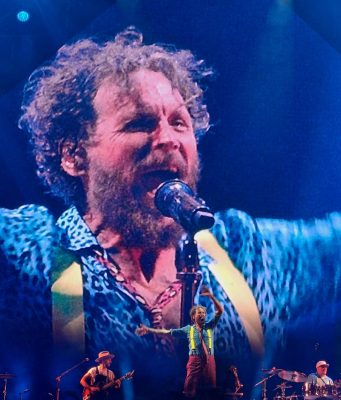 La tribù del Jova Summer Party conquista la città tra ritmo ancestrale e sound globale
