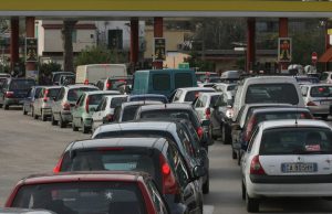 Distributori presi d’assalto, è corsa al pieno: cresce la paura di restare senza carburante