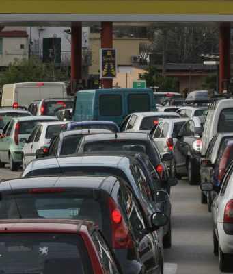 Distributori presi d’assalto, è corsa al pieno: cresce la paura di restare senza carburante