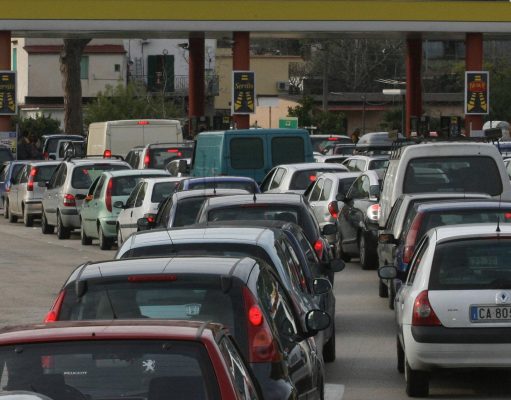 Distributori presi d’assalto, è corsa al pieno: cresce la paura di restare senza carburante